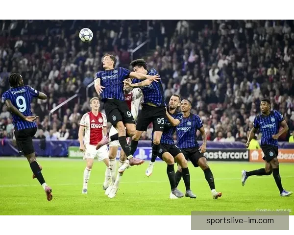 德累斯顿与赫塔球迷互掷烟火引发冲突 比赛中断20分钟局势紧张